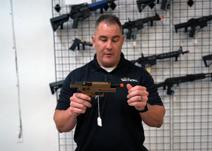 AsianwithHat: SWAT Officer On The SIG M17 Airsoft Pistol