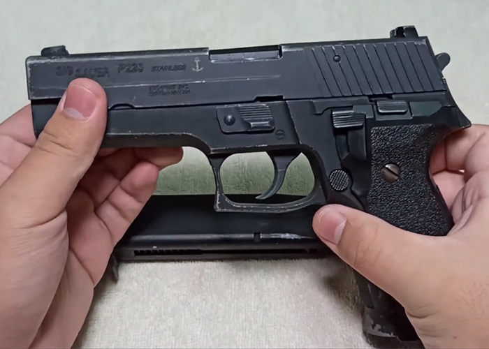 Boss Huang: Disassembling A SIG Sauer P226 GBB