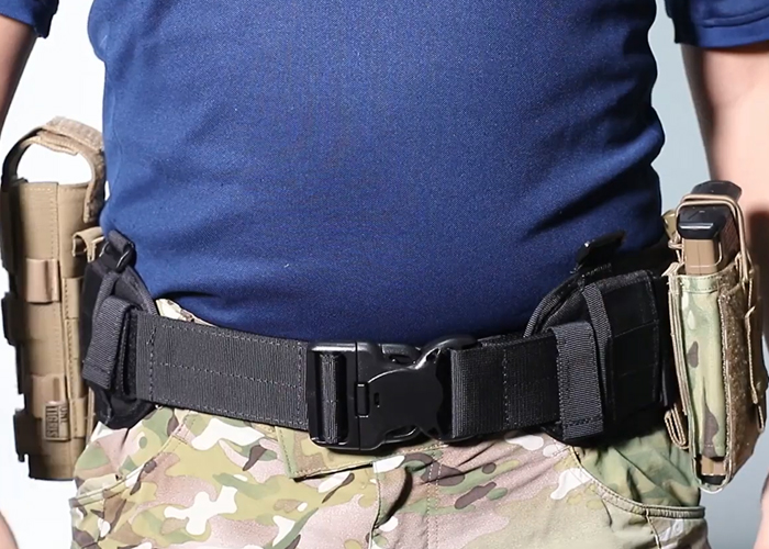 Adjusting The OneTigris MOLLE Padded Waist Belt 16