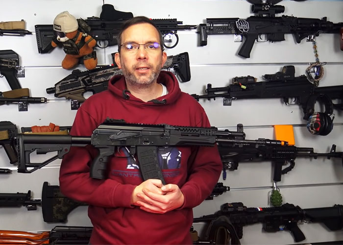 L'antre Du Dingo E&L Airsoft AK-12 Review (In French)