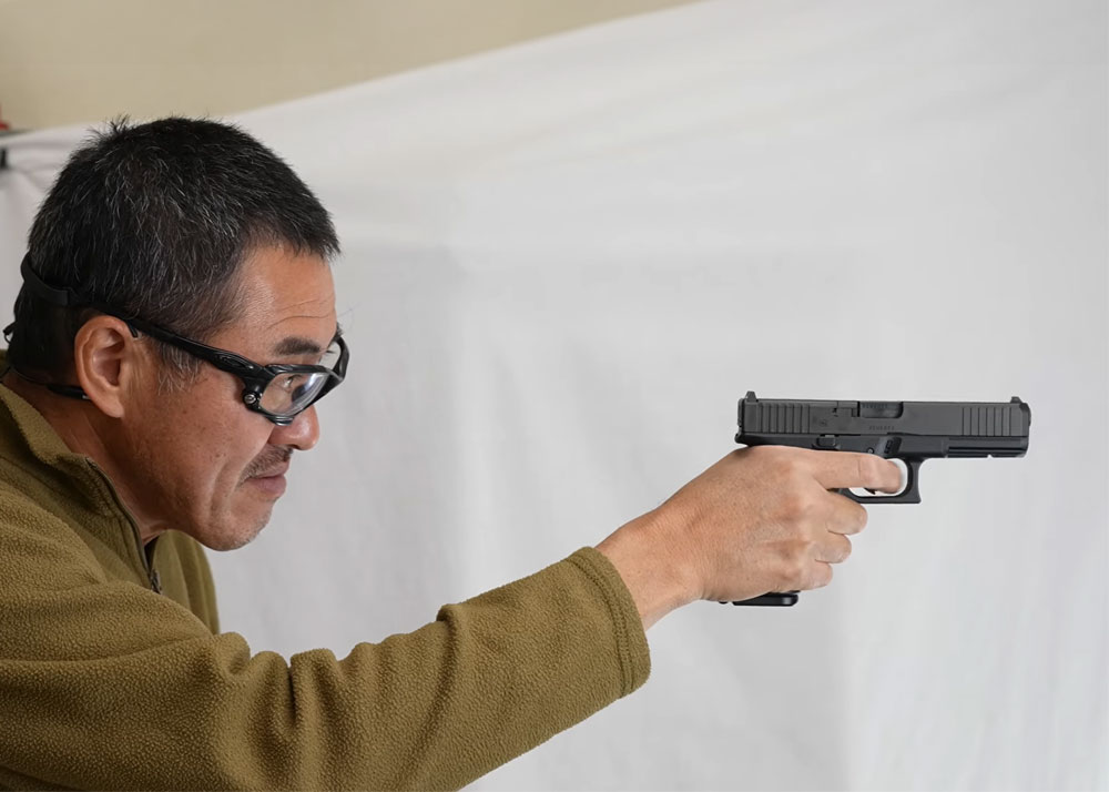 Mach Sakai Tries The Tokyo Marui Glock 17 Gen5 MOS GBB