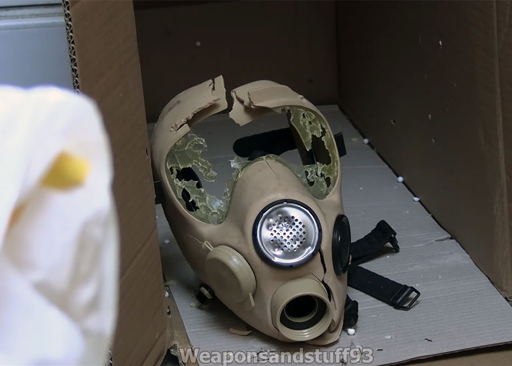 Weaponsandstuff93 French ARFA Gas Mask Against An Airsoft G36