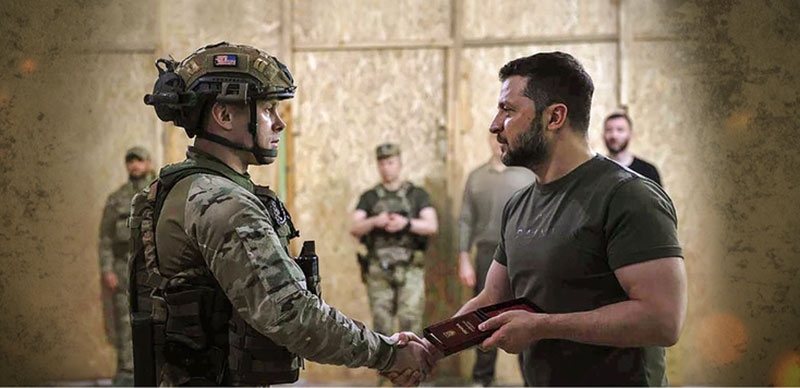 Major Shyriaiev receiving the Hero of Ukraine Award from President Zelensky (Credit: 225 SAB Facebook Page)