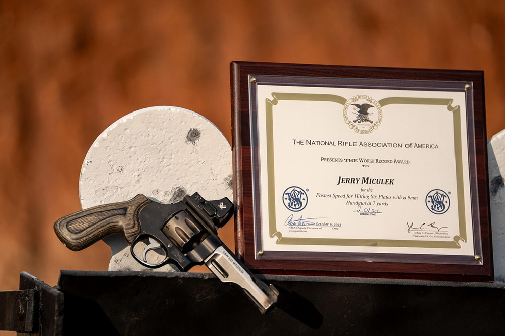 Smith & Wesson Performance Center Model 327 WR 02