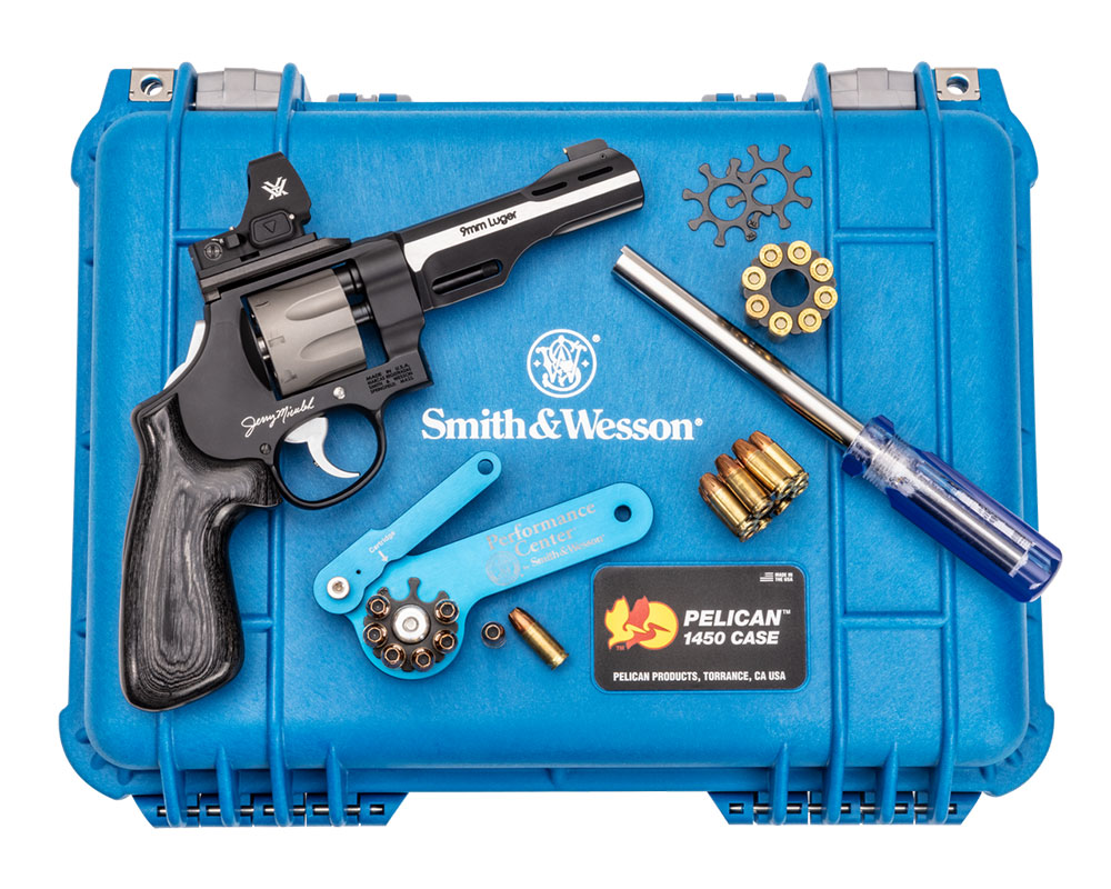 Smith & Wesson Performance Center Model 327 WR 04